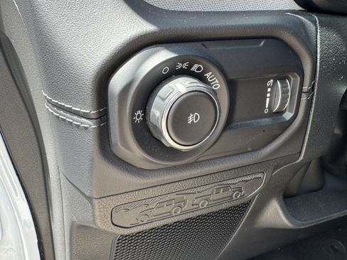 Used 2025 Jeep Wrangler Unlimited Sahara AWD/4WD image 34