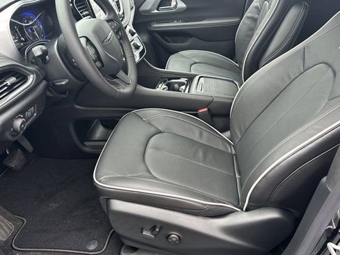 New 2026 Chrysler Pacifica Limited image 9