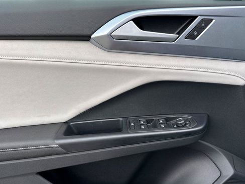 New 2026 Volkswagen Taos SE image 10