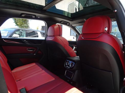 Used 2019 Bentley Bentayga AWD/4WD image 18