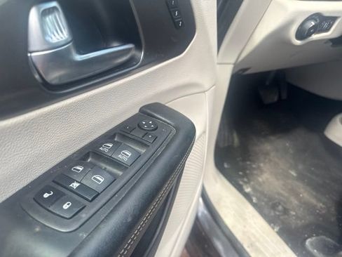 Used 2023 Chrysler Pacifica Touring-L FWD image 11