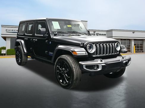 Used 2025 Jeep Wrangler Unlimited Sahara w/ Safety Group AWD/4WD image 7