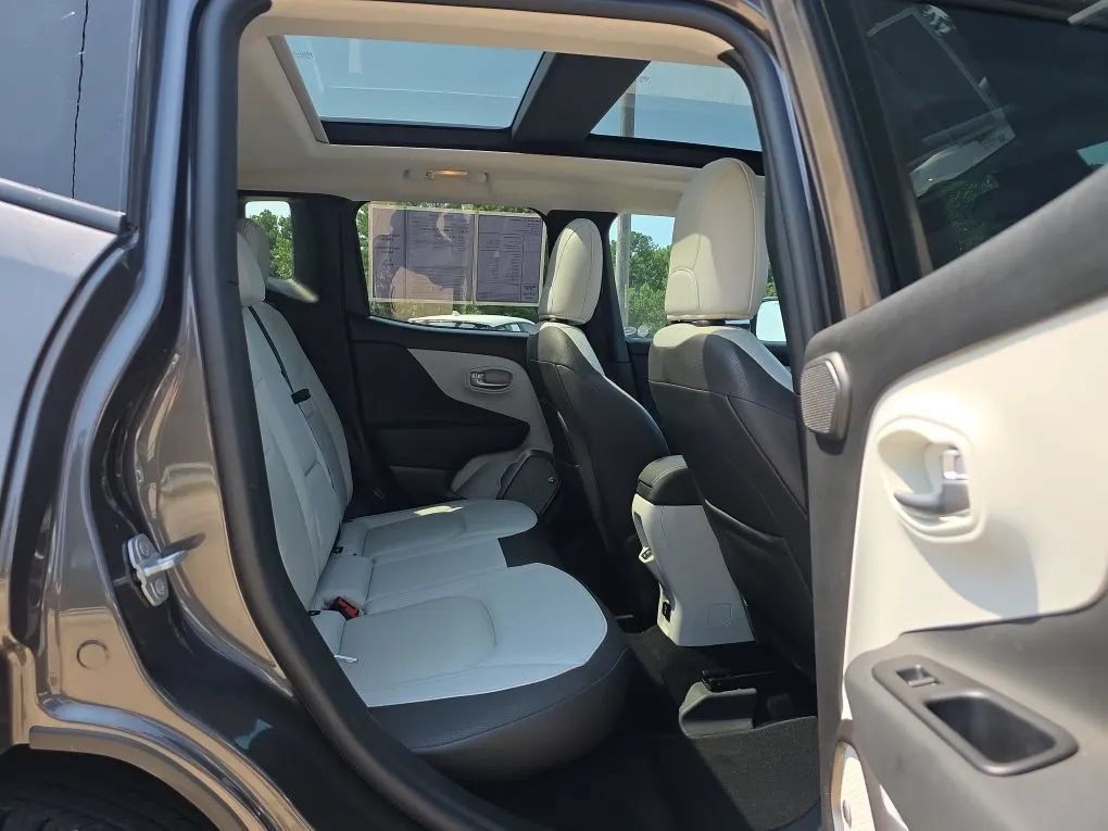Used 2018 Jeep Renegade Limited w/ UConnect 8.4 Nav Group FWD image 46