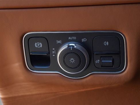 Used 2024 Aston Martin DB12 Coupe image 34