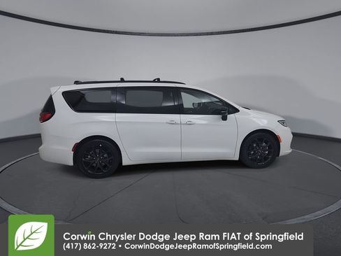 Used 2025 Chrysler Pacifica Limited FWD image 16