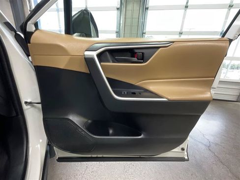 Used 2021 Toyota RAV4 LE FWD image 25