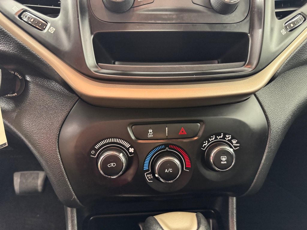 Used 2016 Jeep Cherokee Sport FWD image 17