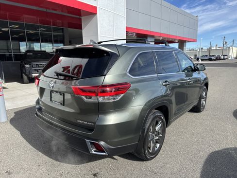 Used 2017 Toyota Highlander Limited Platinum image 4