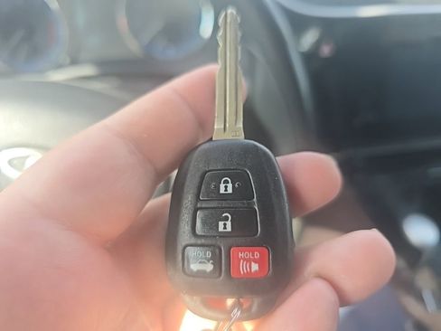 Used 2018 Toyota Corolla LE image 20