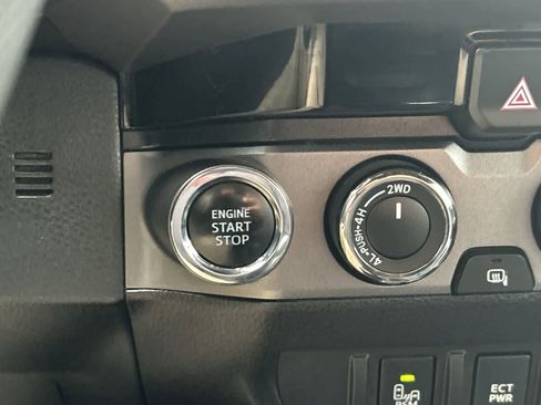 Used 2017 Toyota Tacoma TRD Off-Road w/ Premium & Technology Package image 25