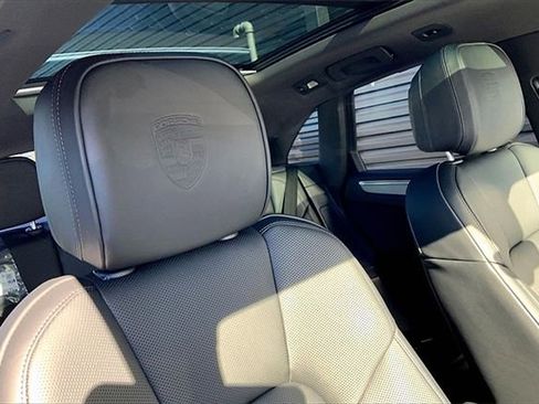 Certified 2026 Porsche Macan AWD/4WD image 8
