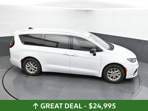 Used 2025 Chrysler Pacifica Select FWD image 35