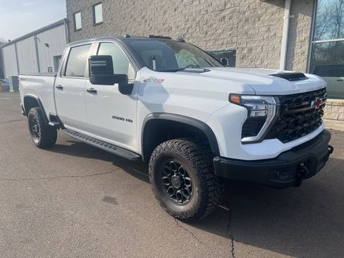 Used 2024 Chevrolet Silverado 2500 ZR2 w/ ZR2 Bison Edition image 4