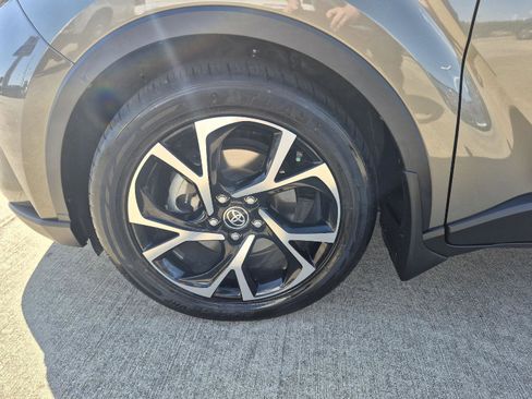 Used 2021 Toyota C-HR XLE image 3