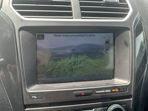 Used 2017 Ford Explorer XLT w/ Equipment Group 202A AWD/4WD image 12