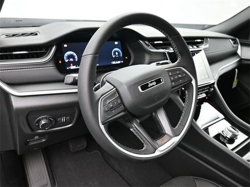 New 2025 Jeep Grand Cherokee L Altitude image 12