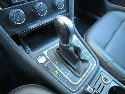 Used 2019 Volkswagen Golf SE image 41