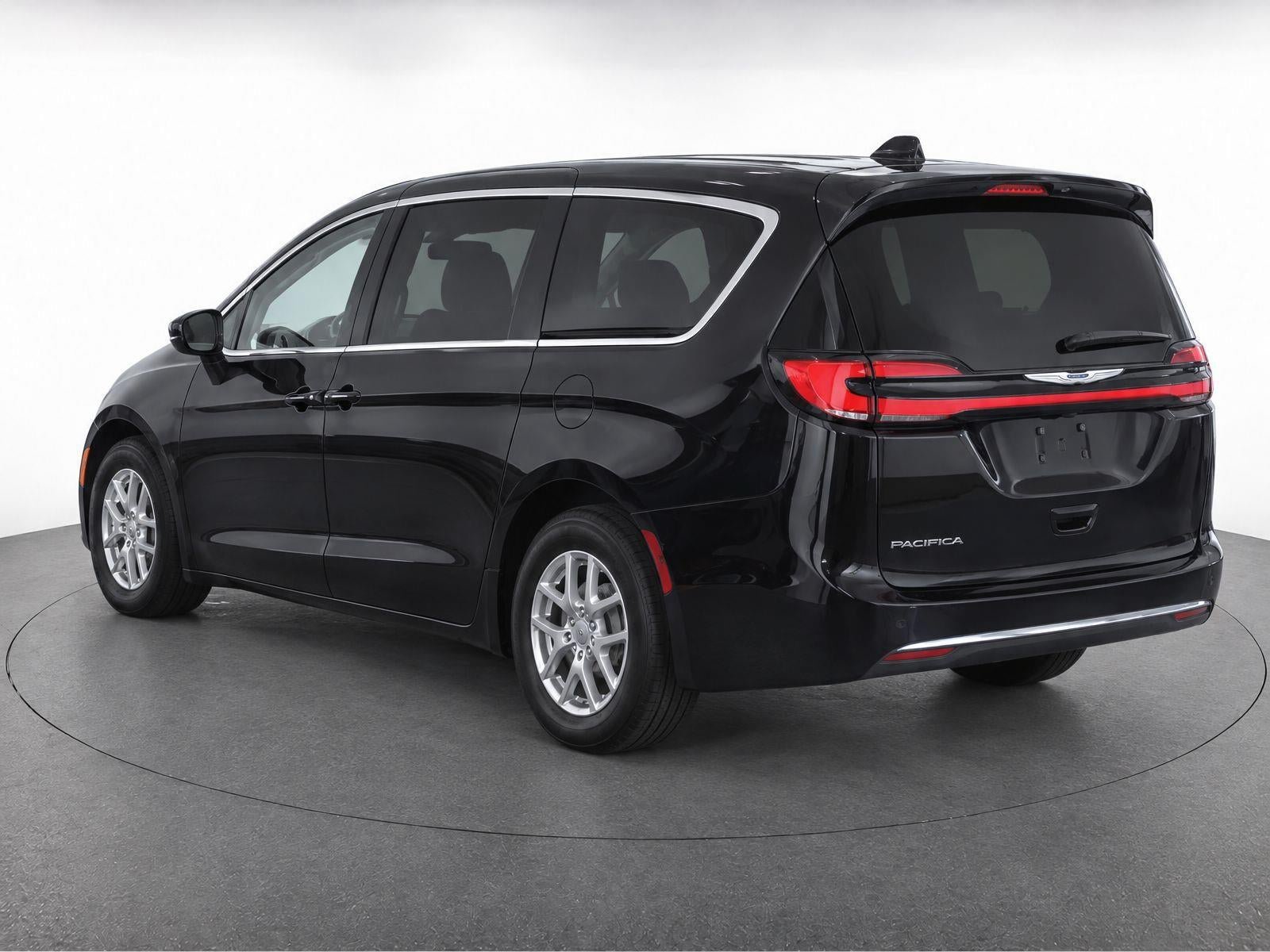 Used 2024 Chrysler Pacifica Touring-L FWD image 5
