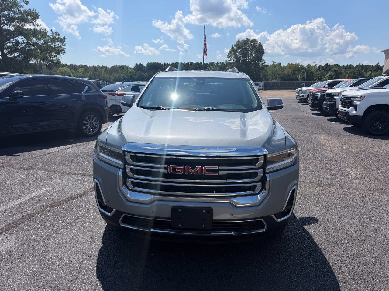 Used 2023 GMC Acadia SLT AWD/4WD image 2