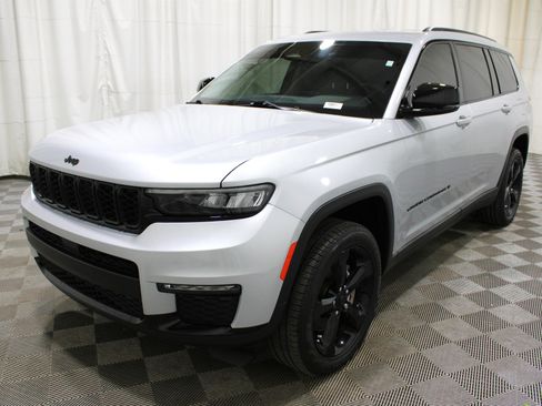 Used 2024 Jeep Grand Cherokee L Limited w/ Black Appearance Package image 38