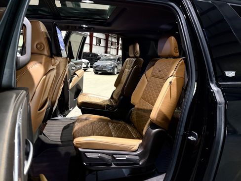 Used 2021 Cadillac Escalade ESV Premium Luxury w/ LPO, Illumination Package AWD/4WD image 18