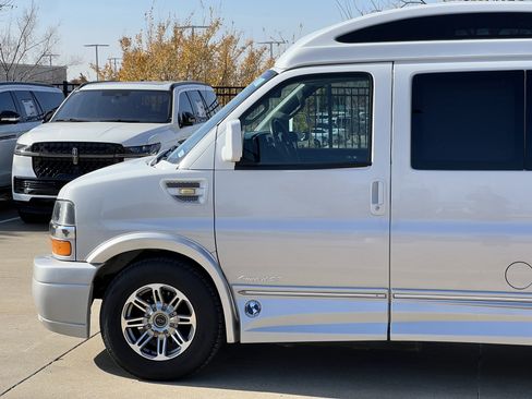 Used 2019 Chevrolet Express 2500 w/ Enhanced Convenience Package image 5
