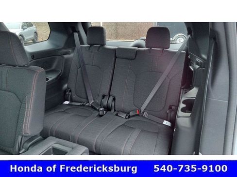 Used 2025 Honda Pilot Sport image 37