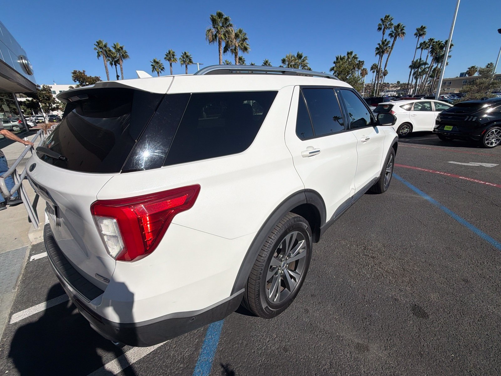 Used 2020 Ford Explorer Platinum w/ Premium Technology Package AWD/4WD image 6