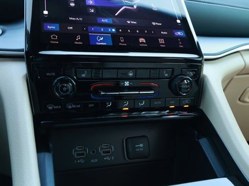 New 2025 Jeep Grand Cherokee Limited w/ Black Appearance Package AWD/4WD image 19