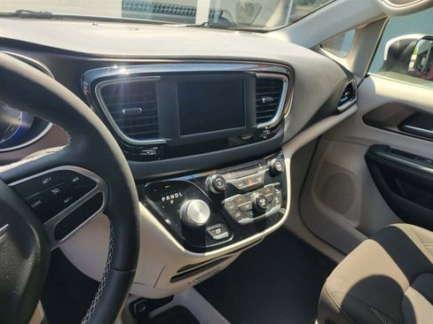 Used 2022 Chrysler Voyager LX FWD image 16
