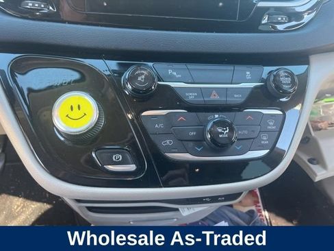 Used 2017 Chrysler Pacifica Touring-L FWD image 9