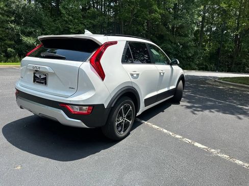 Used 2024 Kia Niro EX w/ EX Cold Weather Package FWD image 4