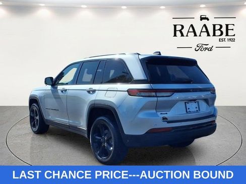 Used 2023 Jeep Grand Cherokee Altitude AWD/4WD image 5
