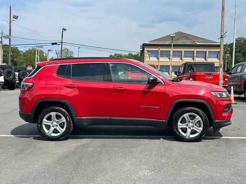 Used 2023 Jeep Compass Latitude w/ Convenience Group AWD/4WD image 9