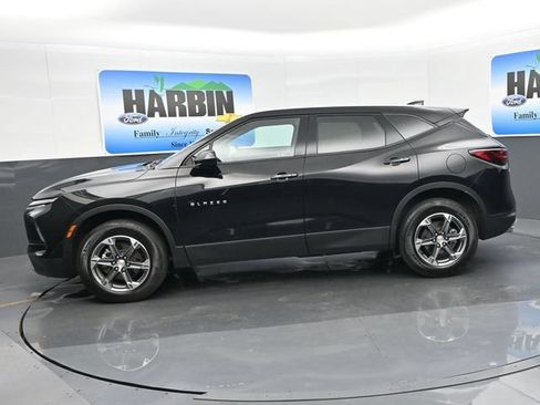 Used 2025 Chevrolet Blazer LT FWD image 2