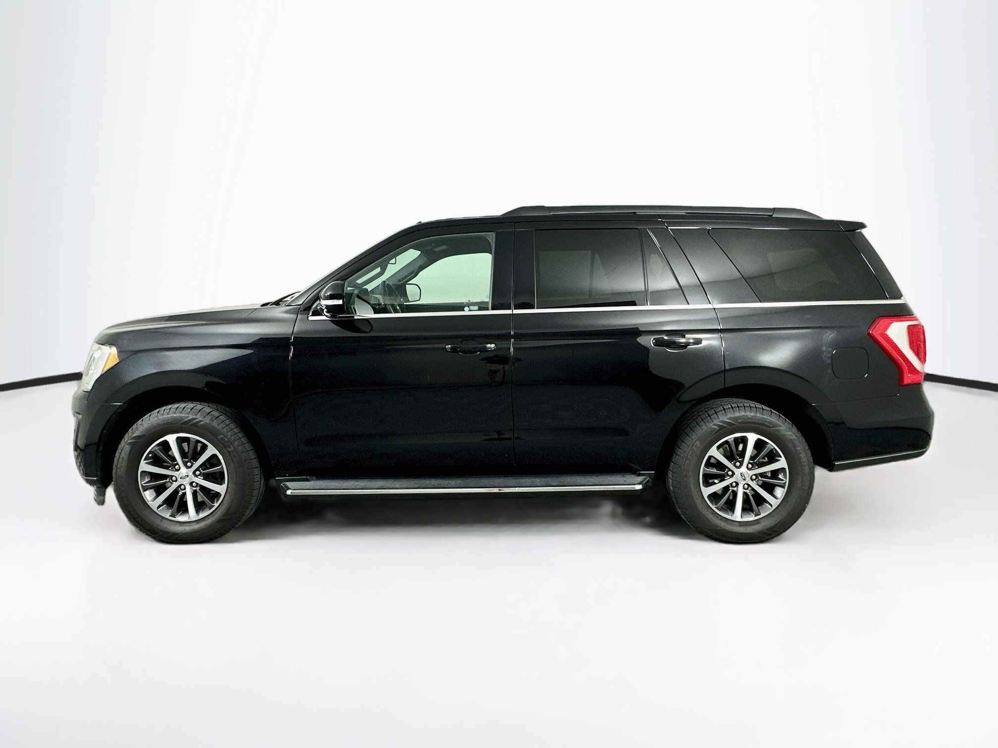 Used 2020 Ford Expedition XLT w/ Equipment Group 202A AWD/4WD image 4