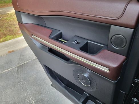 Used 2024 Ford Expedition Limited RWD image 19