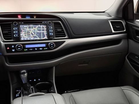 Used 2019 Toyota Highlander XLE AWD/4WD image 30
