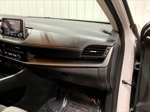 Used 2025 Nissan Rogue SV FWD image 15