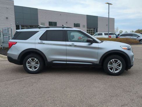 Used 2023 Ford Explorer XLT w/ Equipment Group 202A AWD/4WD image 9
