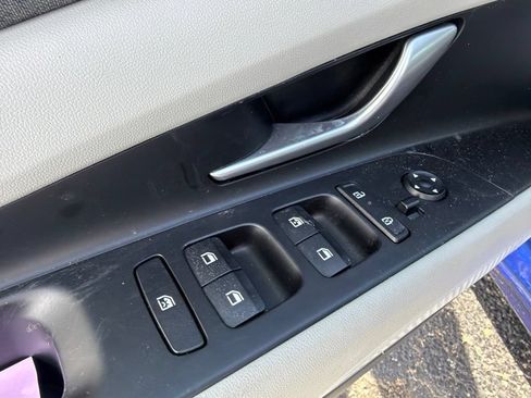 Used 2025 Hyundai Elantra Limited FWD image 11