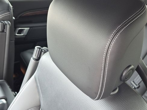 New 2026 Land Rover Discovery Dynamic SE image 14