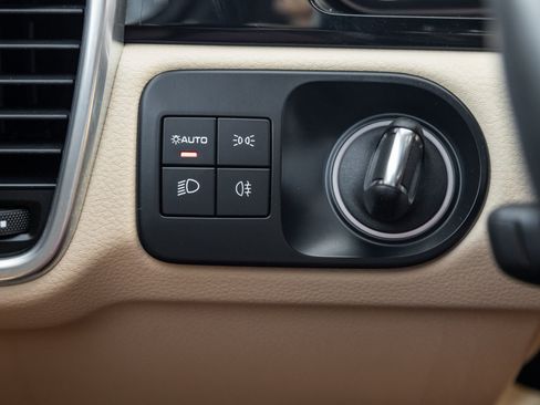 Certified 2023 Porsche Cayenne Platinum Edition image 17