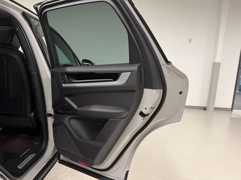 Certified 2026 Porsche Cayenne E-Hybrid AWD/4WD image 37