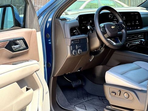 Used 2025 Chevrolet Suburban LT w/ Comfort Package RWD image 11