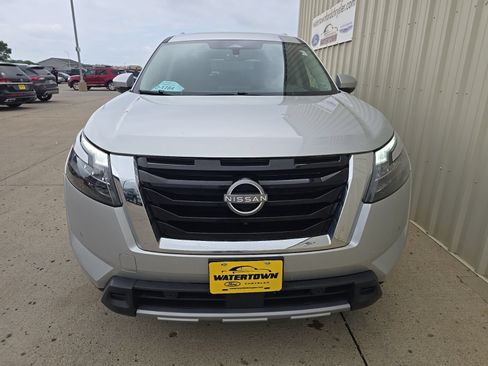 Used 2025 Nissan Pathfinder SL AWD/4WD image 3