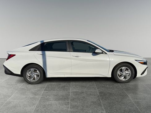 New 2025 Hyundai Elantra SE image 6
