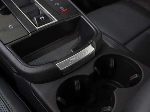 Used 2025 Porsche Macan AWD/4WD image 34