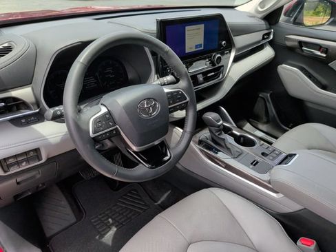 Used 2024 Toyota Highlander Limited FWD image 17