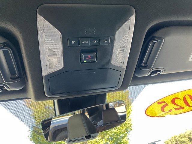 Used 2025 Toyota RAV4 SE AWD/4WD image 30